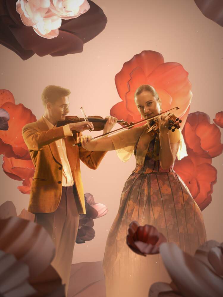 Två violinister står och spelar sina instrument. Stora kronblad liknande former svävar runt dem i persikofärgat ljus.