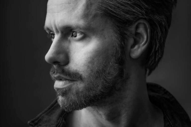 En man tittar mot sin högre sida.