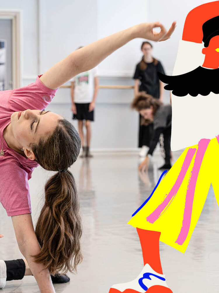 Ungdomar rör sig i en ljus dansstudio. En balanserar på vänstra hand och knä, och sträcker högra armen upp och bakåt.