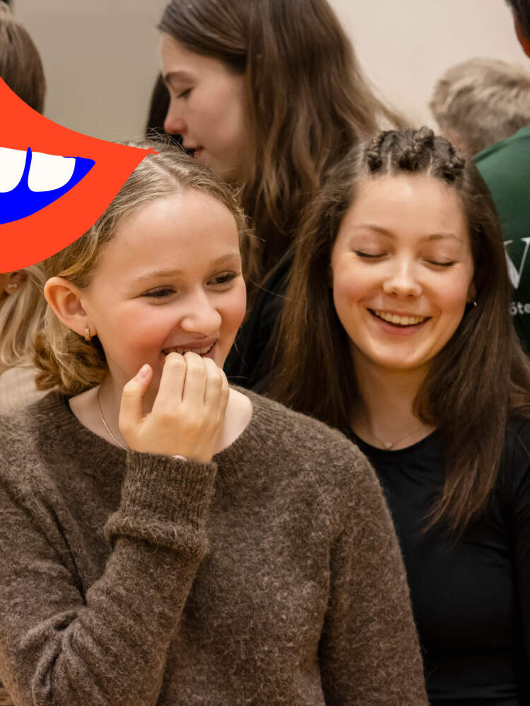 Några ungdomar står rygg mot rygg i en grupp och ler. De flesta har stängda ögon, utom en.