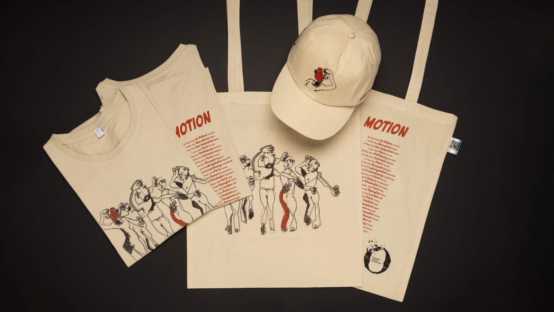 Två tygväskor, två t-shirts och en keps, alla i naturfärgad bomull och tryckta med illustrationer.