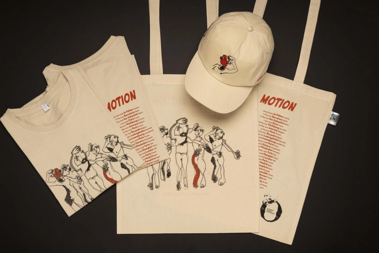 Två tygväskor, två t-shirts och en keps, alla i naturfärgad bomull och tryckta med illustrationer.