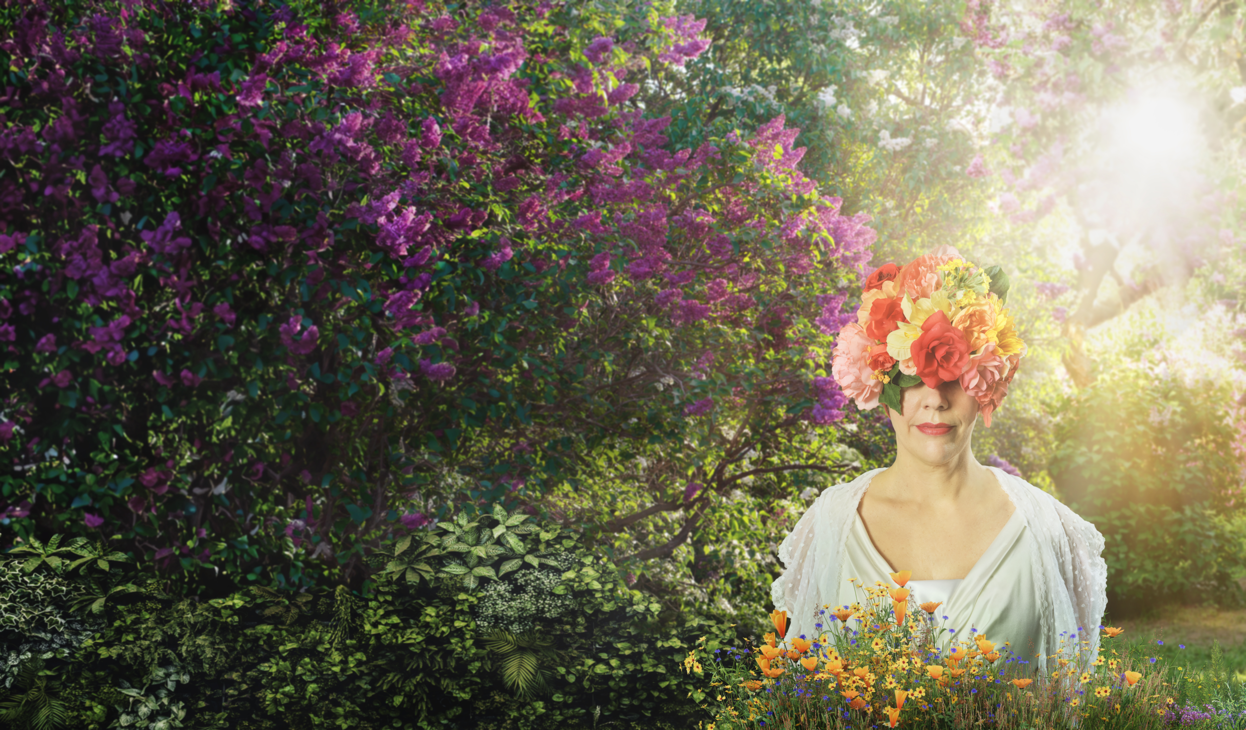En person som bär en huvudbonad täckt av färgglada blommor står bland blommor i en solig, frodig trädgård.