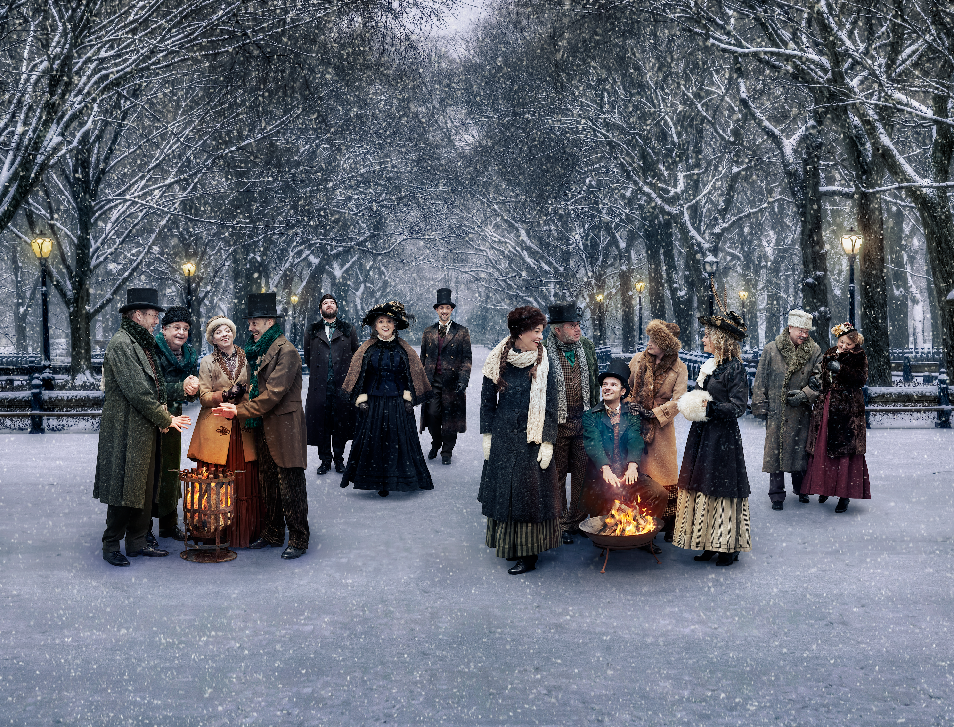 Människor iförda vinterkläder från 1800-talet står i en snöig stadspark och pratar. Vissa står vid eldstäder och värmer sig.