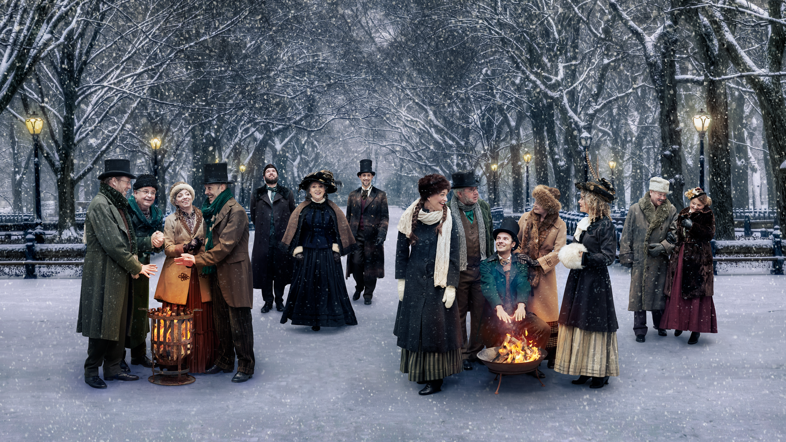 Människor iförda vinterkläder från 1800-talet står i en snöig stadspark och pratar. Vissa står vid eldstäder och värmer sig.