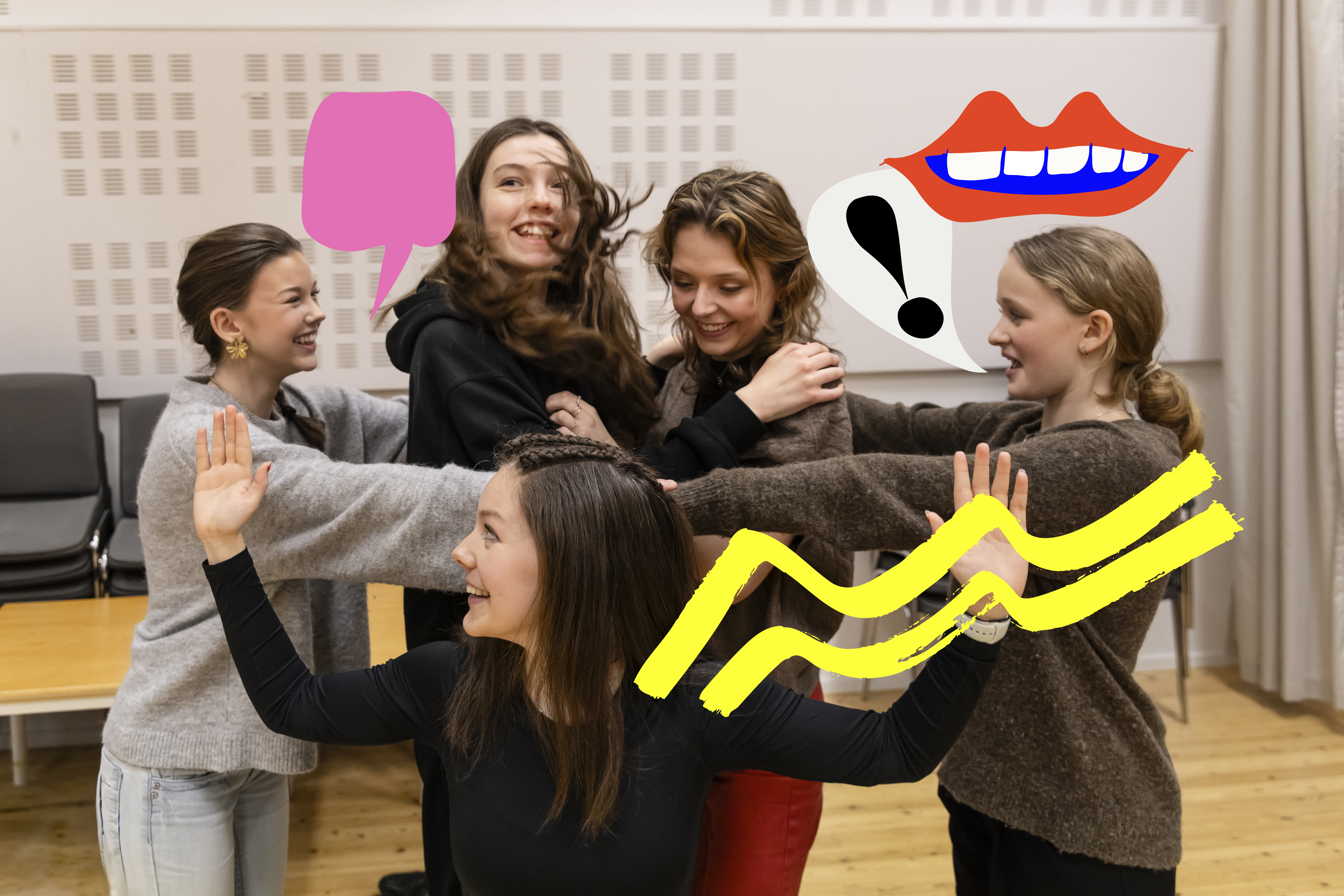 En grupp av fem unga personer håller varandra vid axlar eller kramar. Alla ler.
