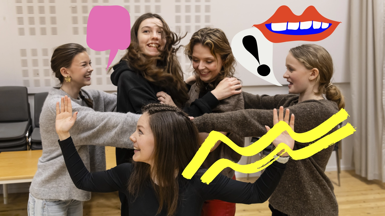 En grupp av fem unga personer håller varandra vid axlar eller kramar. Alla ler.