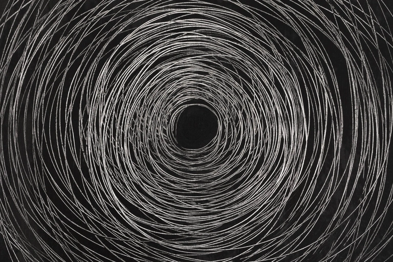 En svart bakgrund med en grov handritad vit spiral på, ringarna närmare i mitten och mer spridda nära kanterna.