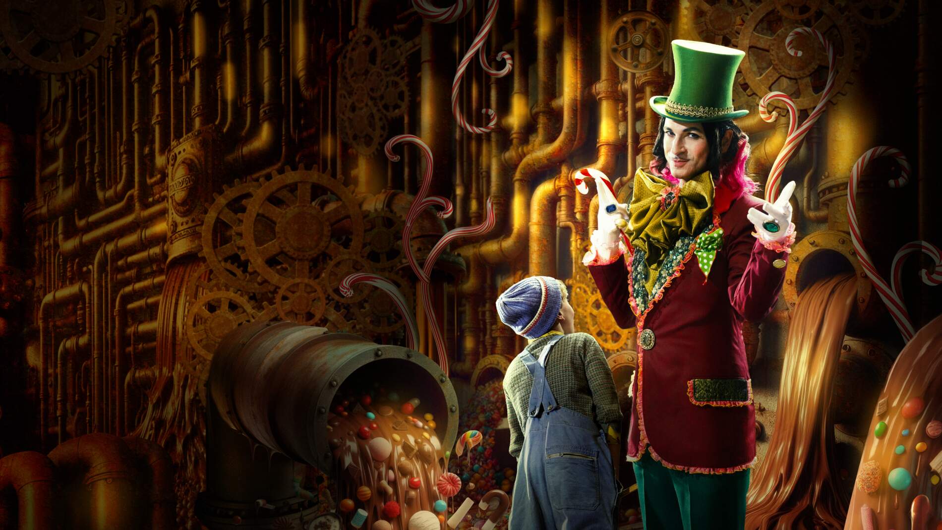 Charlie och Willy Wonka står i en fabrik omgiven av smält choklad och godis. Willy bär hög hatt och färgglada kläder.