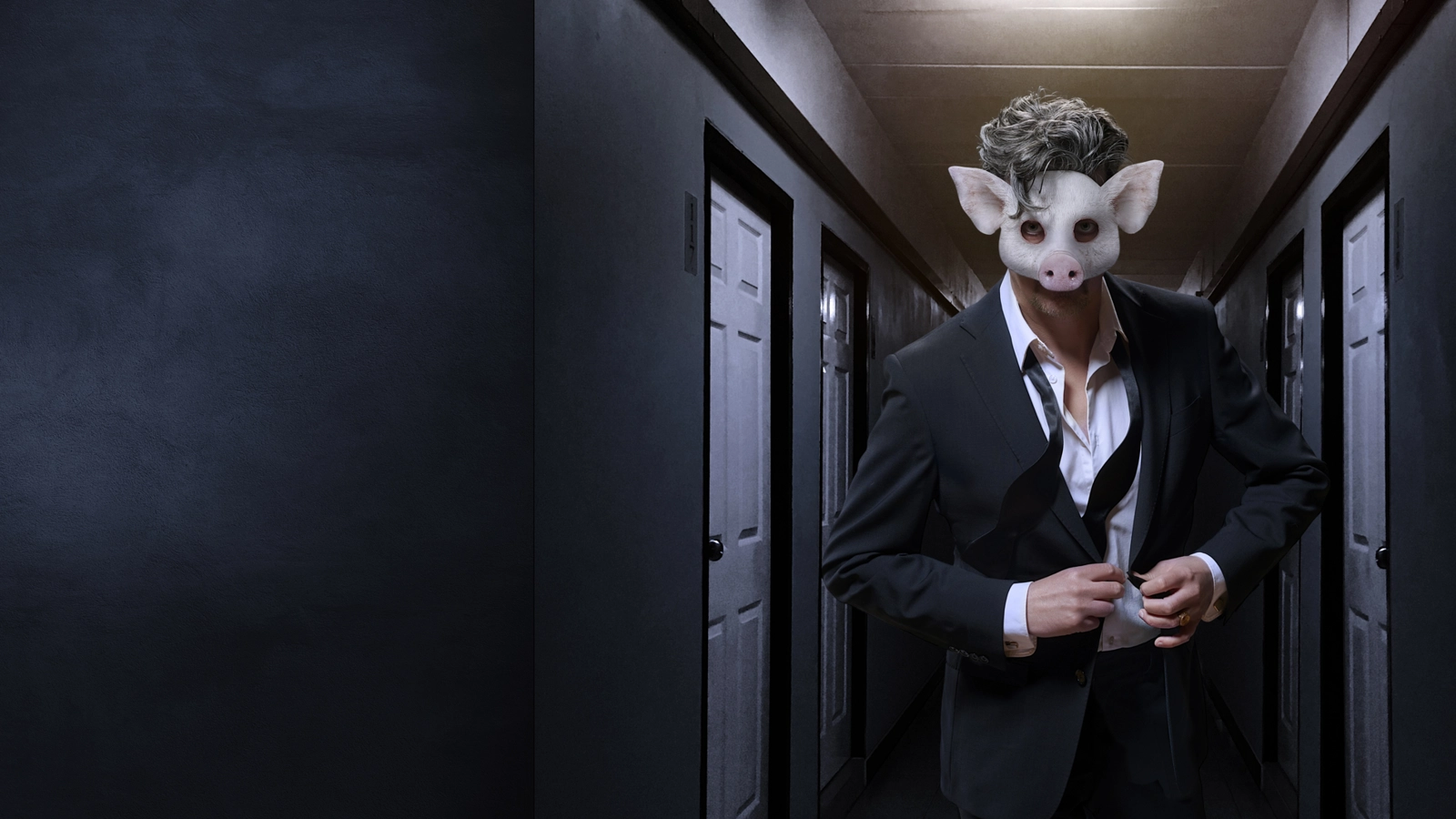 En man i kostym som bär en mask som ser ut som ett grishuvud går i en mörk korridor och knäpper ihop sin kavaj.