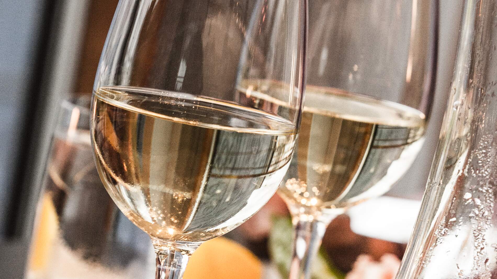 En närbild av två vinglas som innehåller vitt vin.