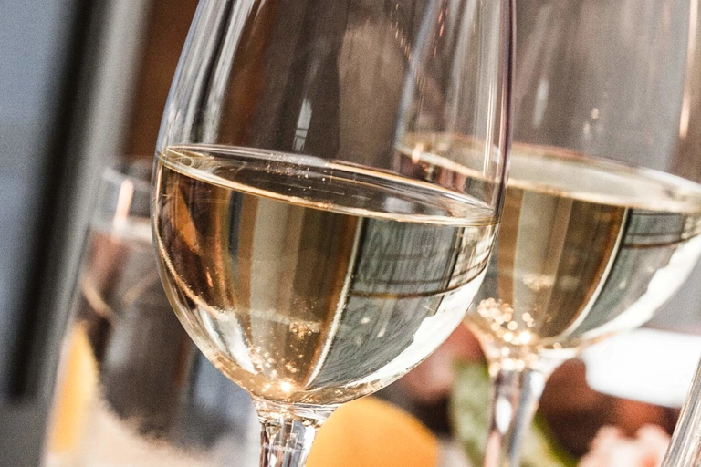 En närbild av två vinglas som innehåller vitt vin.