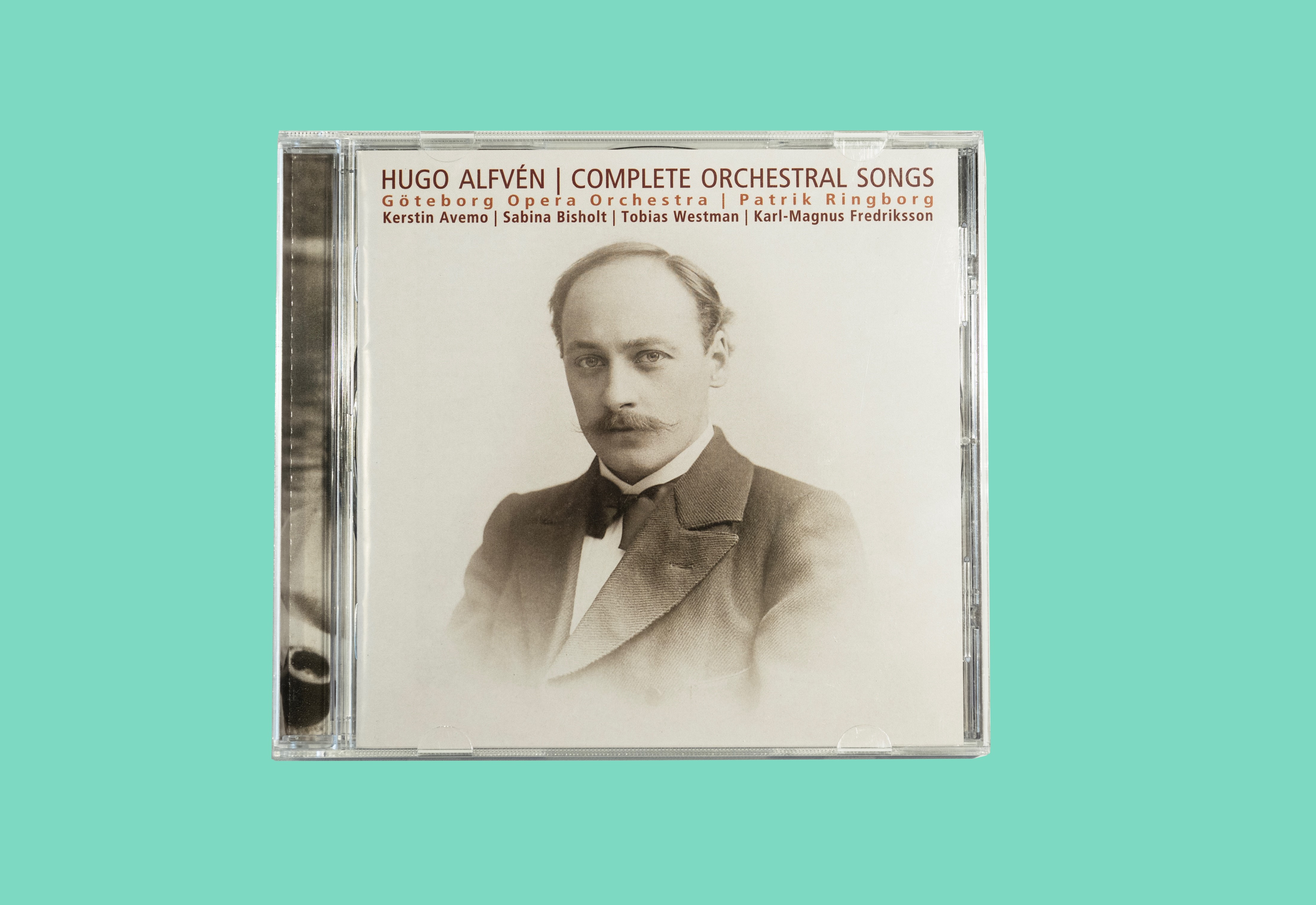 Omslag på en cd-skiva som visar en svartvitt porträtt på kompositören Hugo Alfvén.