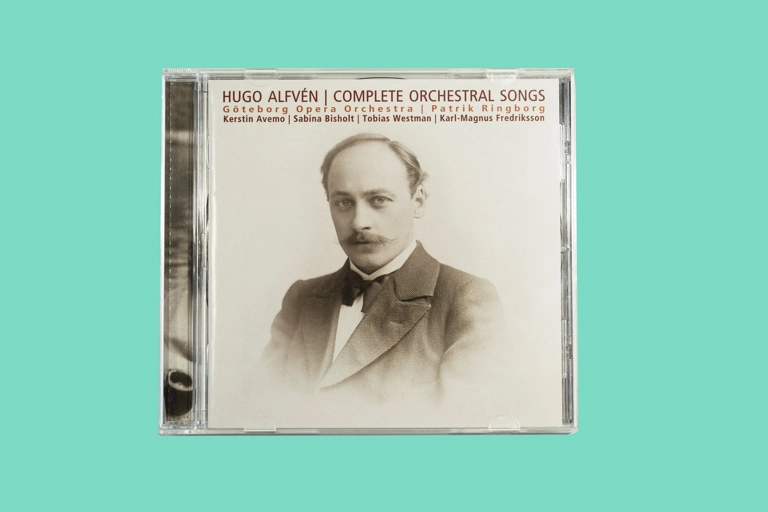 Omslag på en cd-skiva som visar en svartvitt porträtt på kompositören Hugo Alfvén.