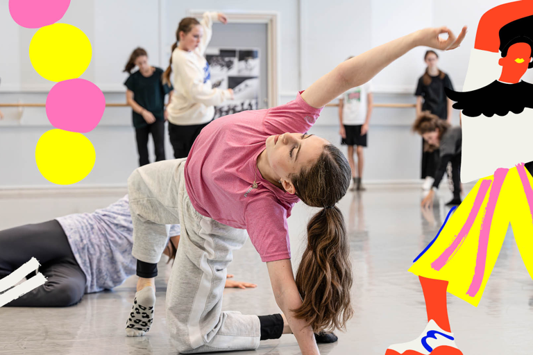 Ungdomar rör sig i en ljus dansstudio. En balanserar på vänstra hand och knä, och sträcker högra armen upp och bakåt.