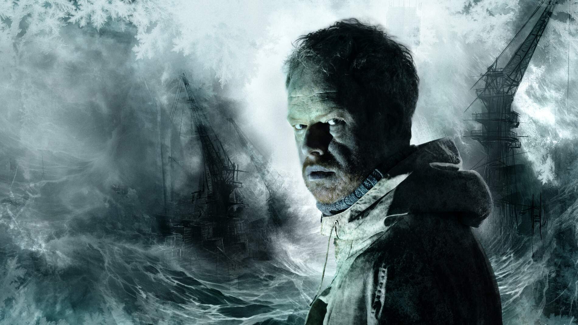 Peter Grimes iförd regnrock står framför ett stormigt hav och stormmoln och sneglar över sin vänstra axel mot betraktaren.