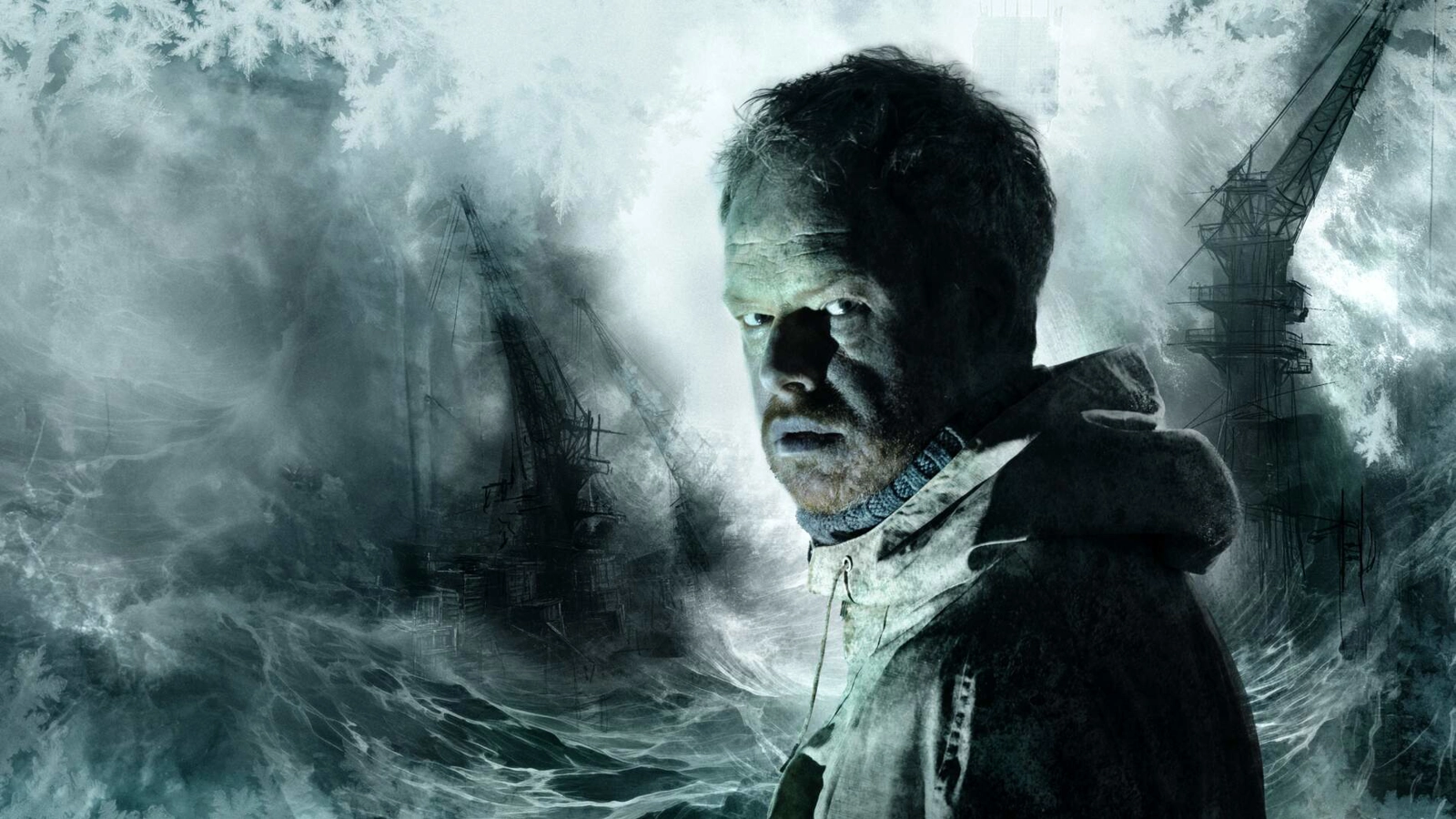 Peter Grimes iförd regnrock står framför ett stormigt hav och stormmoln och sneglar över sin vänstra axel mot betraktaren.