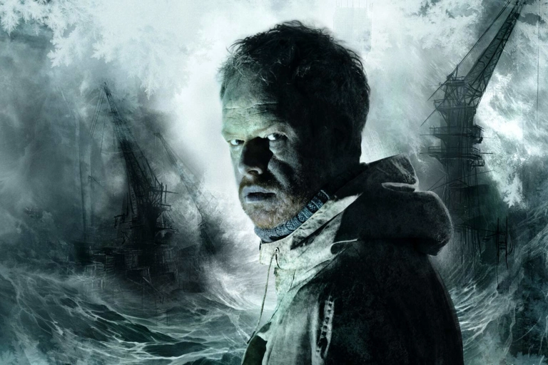 Peter Grimes iförd regnrock står framför ett stormigt hav och stormmoln och sneglar över sin vänstra axel mot betraktaren.