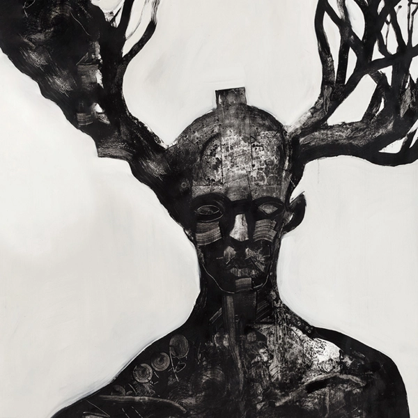 Porträttmålning av en figur med hjälm som har horn eller grenar som sträcker sig från båda sidor. Figuren är svart mot en vit fond.